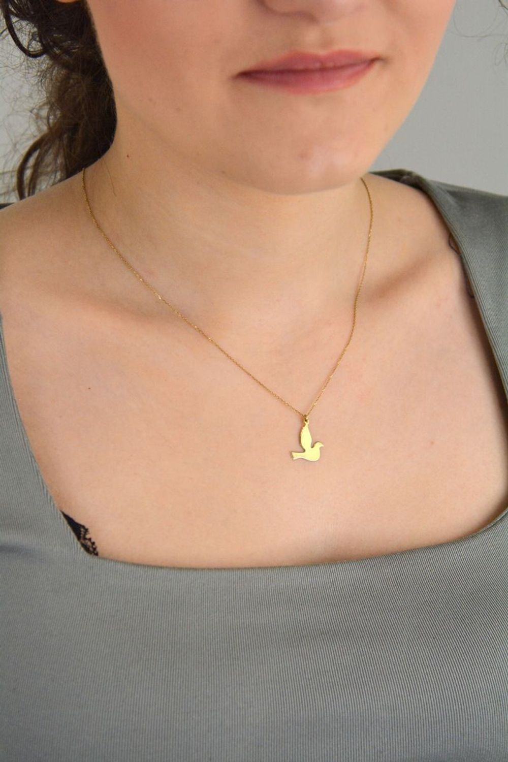 Złoty naszyjnik damski 333 Celebrytka z gołębiem to subtelna i ponadczasowa biżuteria, która z pewnością przyciągnie uwagę każdej miłośniczki eleganckich dodatków. 1.jpg